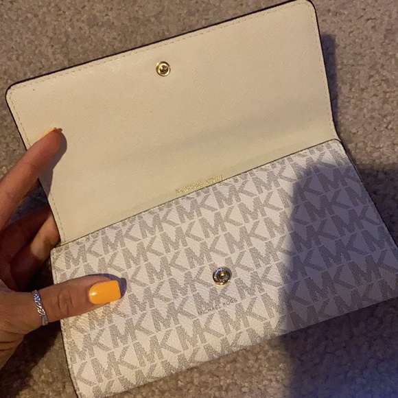 Micheal Kors Wallet - Picture 2 of 3
